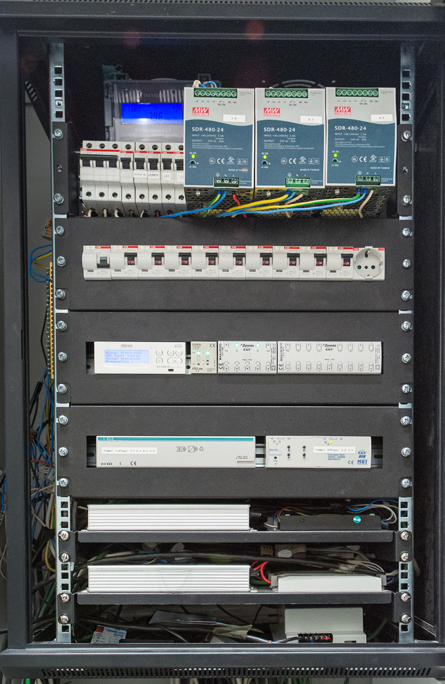 Силовой шкаф системы управления светом (лампы накаливания и RGB светодиоды)