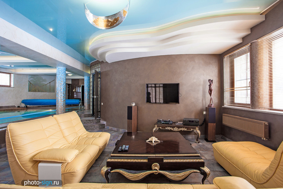 Отделка стен декоративными материалами в загородном доме