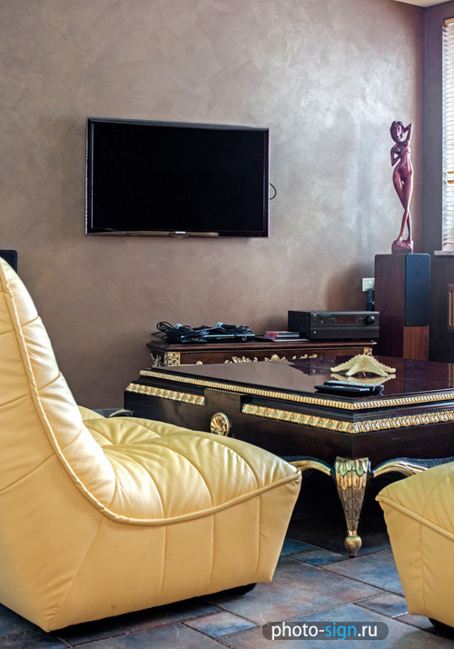 Отделка стен декоративными материалами в загородном доме