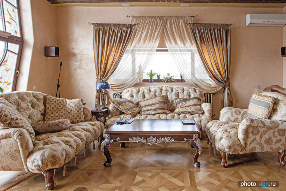 Отделка стен декоративными материалами в загородном доме