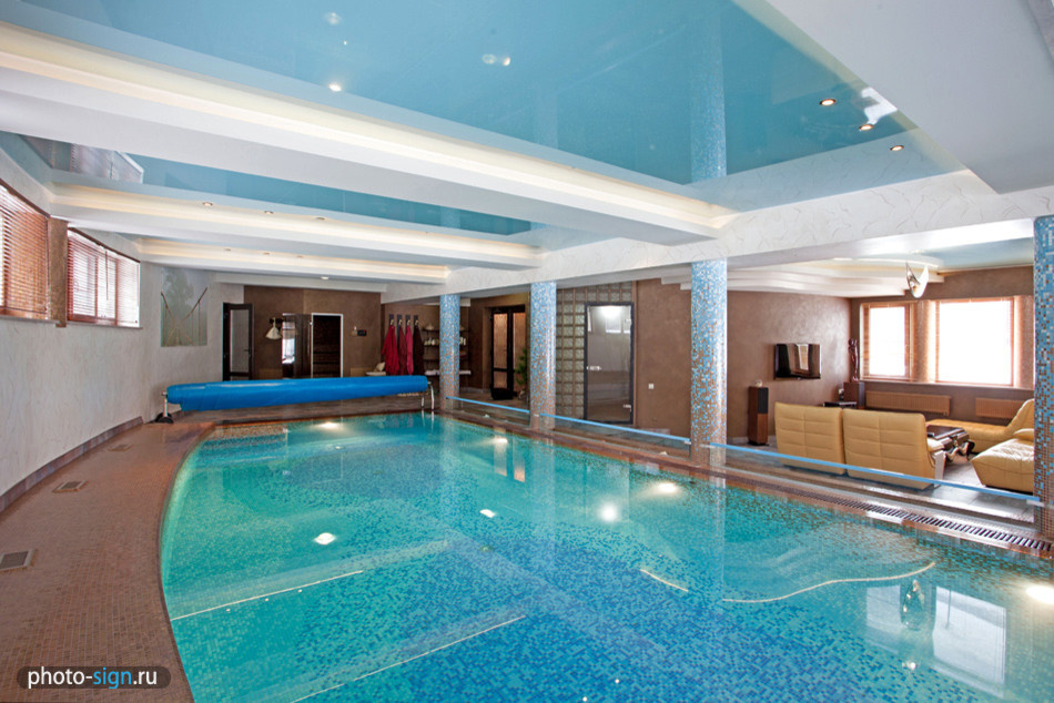 Отделка стен декоративными материалами в загородном доме