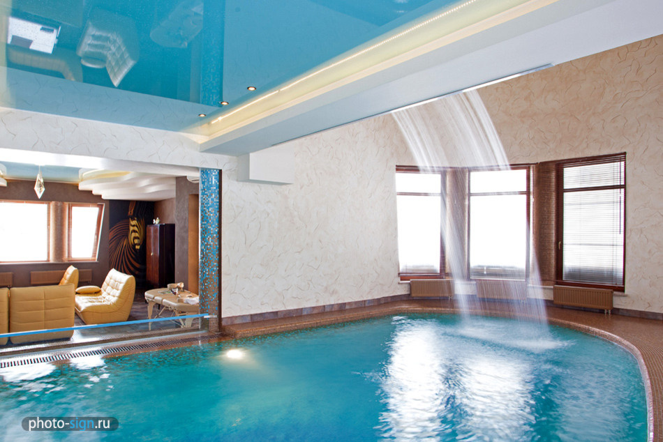 Отделка стен декоративными материалами в загородном доме