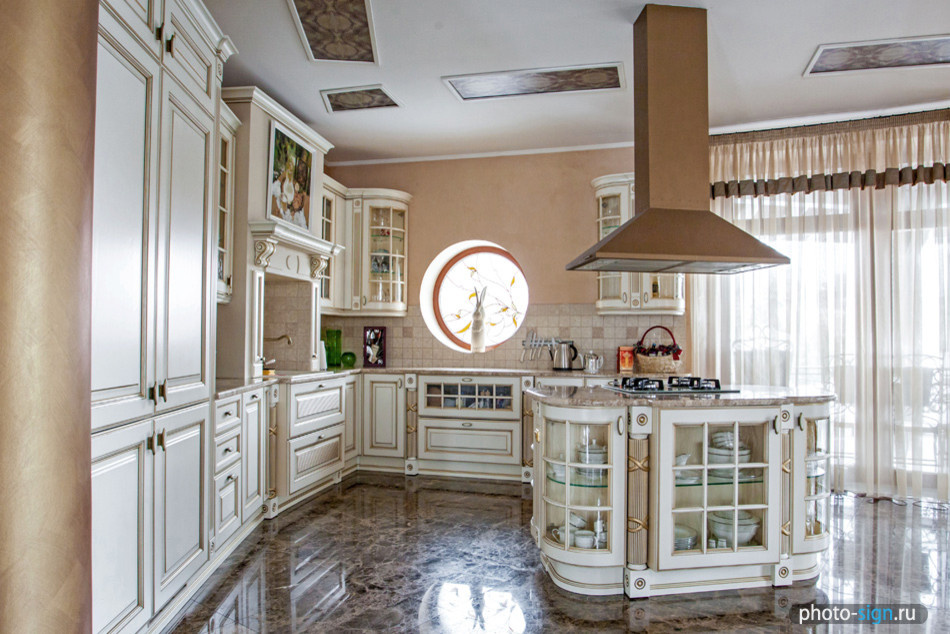 Отделка стен декоративными материалами в загородном доме