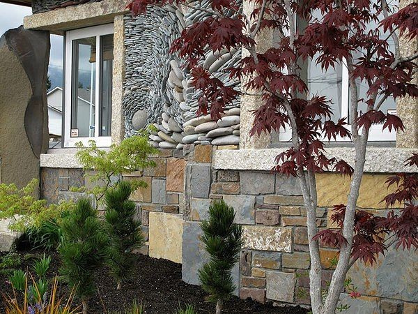 Облицовка фасадов песчаником и морской галькой