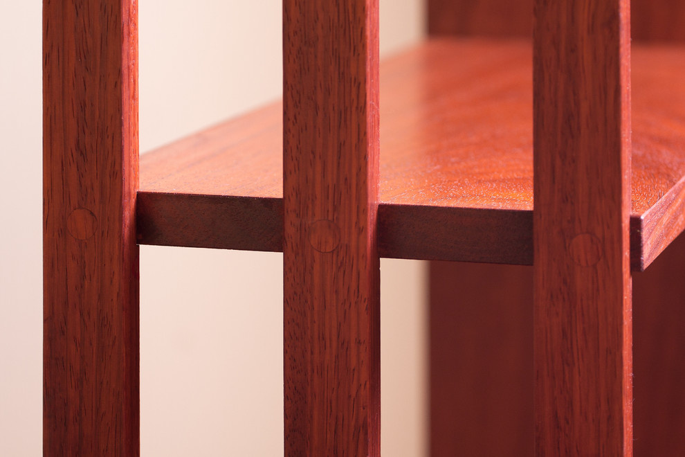 Обложка проекта: Книжный стеллаж из массива африканского падука