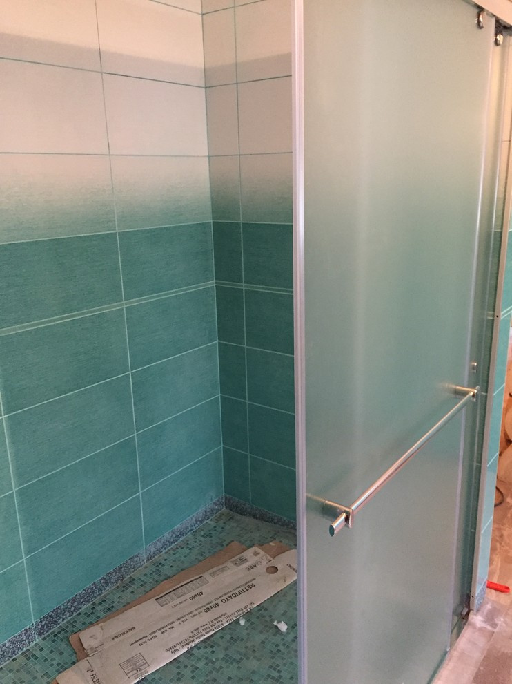 Душевая в доме из сруба.