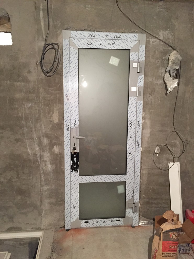 Дверь алюминиевая с тонированным стеклом!