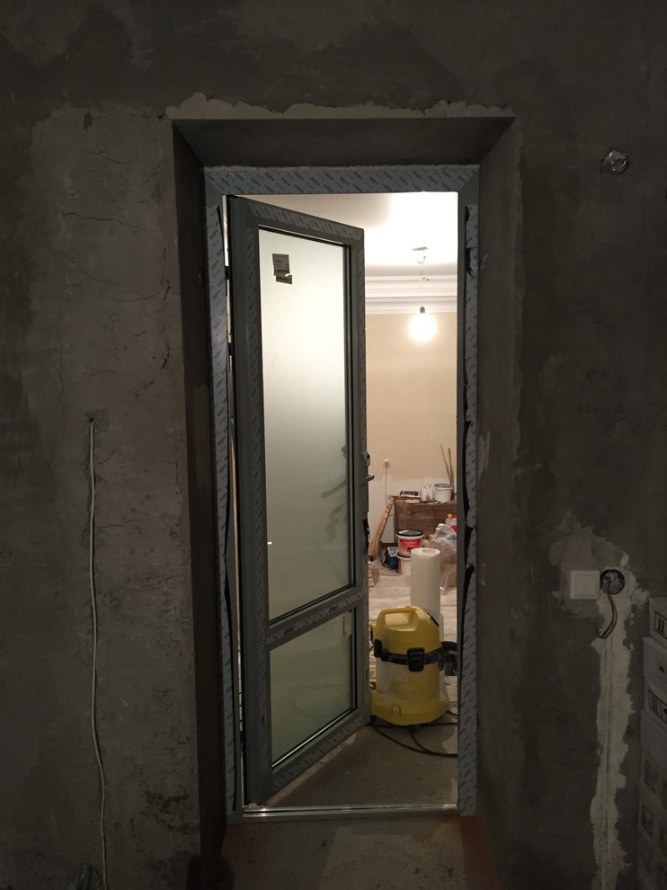 Дверь алюминиевая с тонированным стеклом!