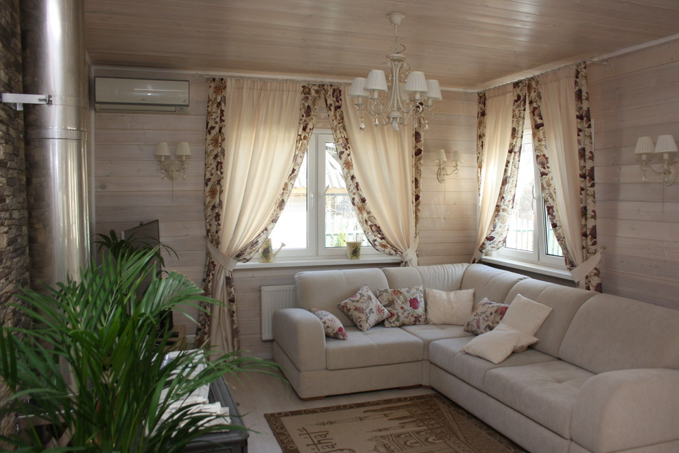 Диван с декоративными подушками в интерьере гостиной