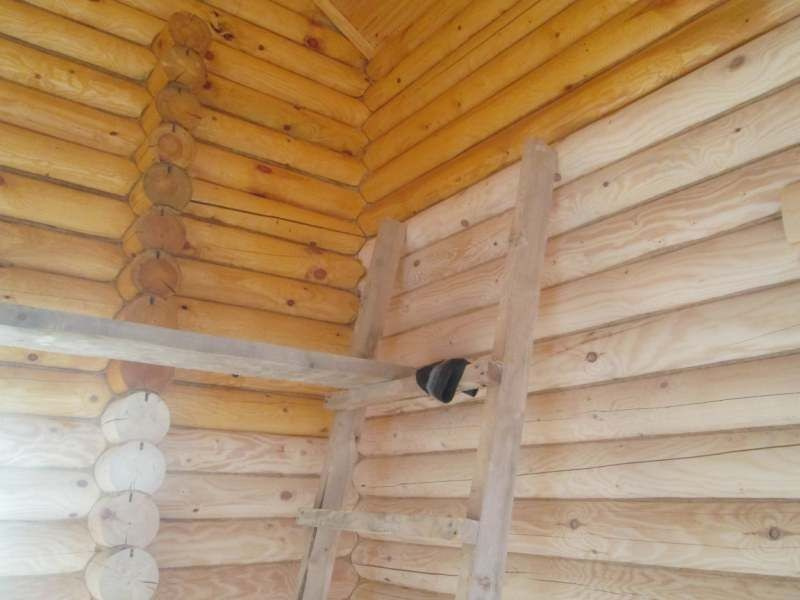 производим работы по шлифовке, покраске, конопатке срубов