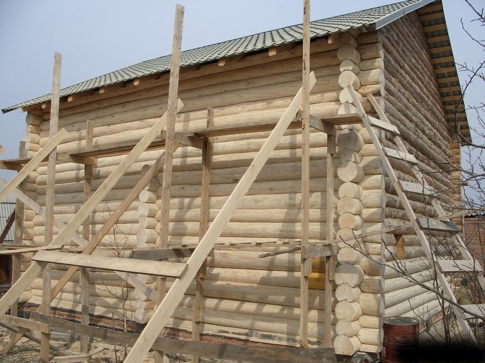 производим работы по шлифовке, покраске, конопатке срубов