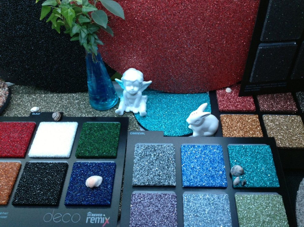 SHOW WALL