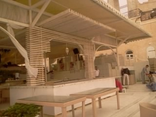 Дизайнерская барная стойка и летний танцпол