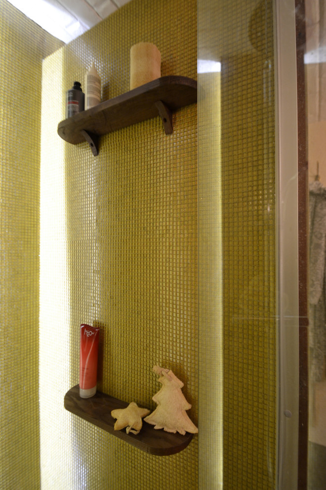 Душевая в бане. Мозаика и термодерево.