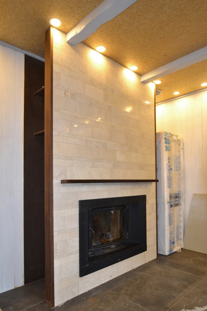 Камин в гостиной. Мрамор, тонкий керамогранит и термодерево