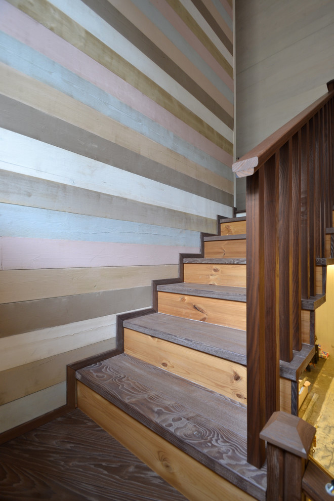 Лестница на 2 этаж. Термодерево и крашенное дерево.