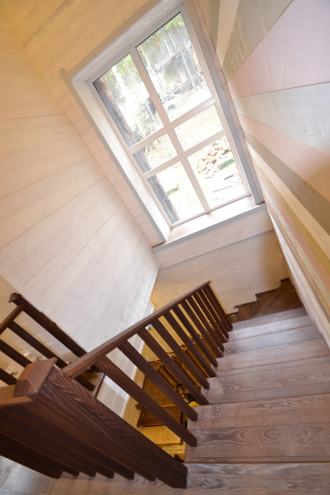 Лестница вниз со 2 этажа. Термодерево.