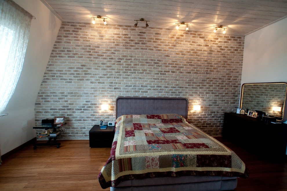 Хозяйская спальня. Дерево, кирпич, бамбук.