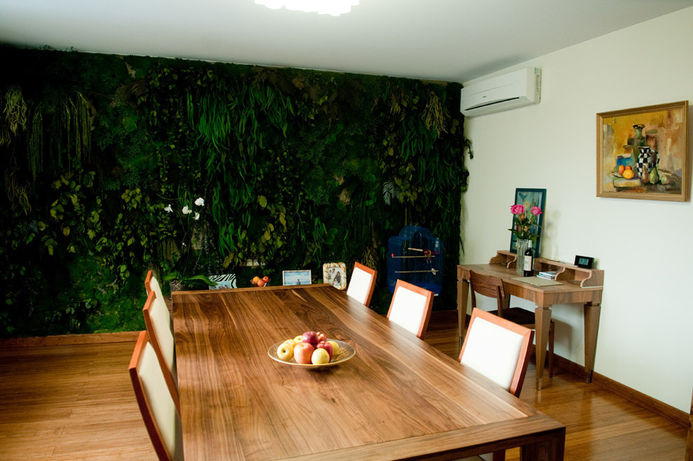 Столовая. Стена - стабилизированные растения.