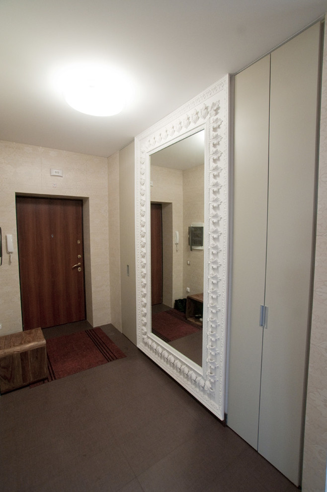 Прихожая. Стены и пол керамогранит.