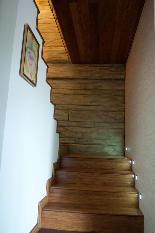 Лестница на 2 этаж. Дерево, бамбук, плитка.