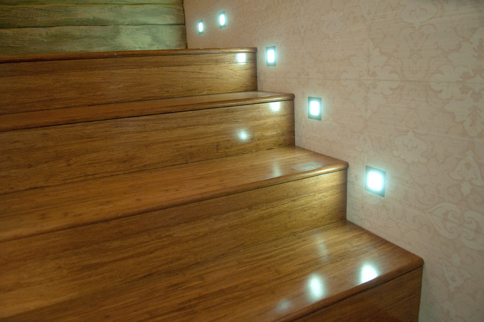 Лестница на 2 этаж. Бамбук, дерево, плитка.