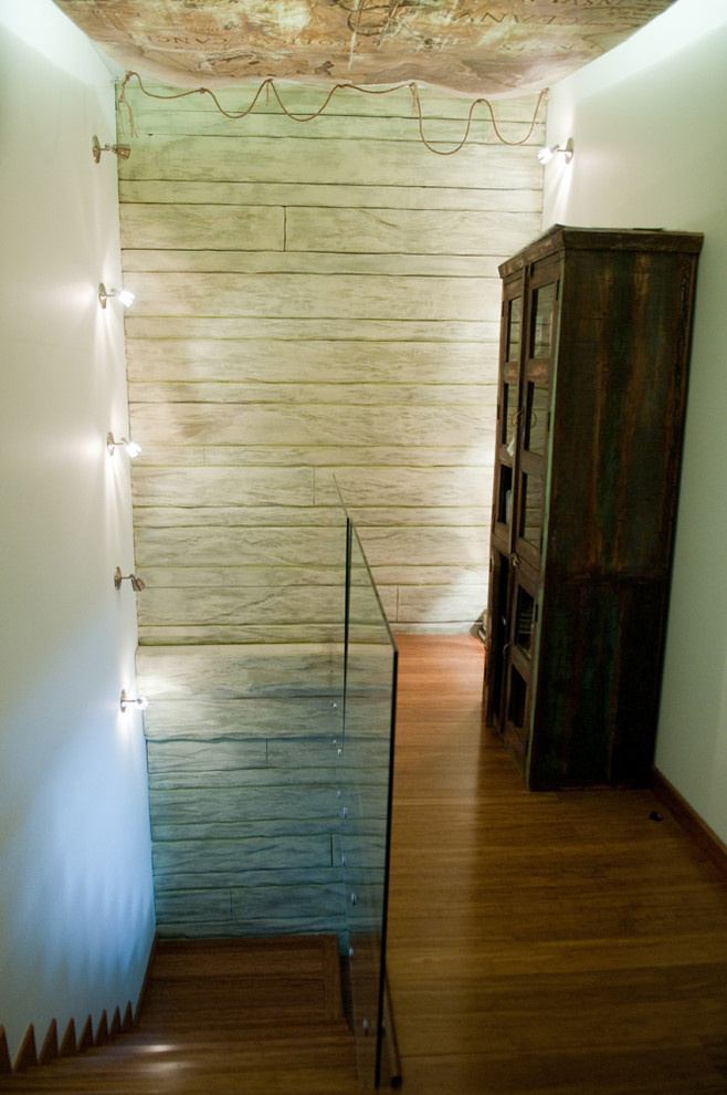 Лестница вниз. Дерево, бамбук, морская карта на потолке.