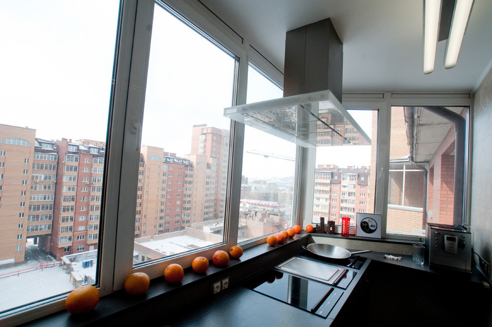 Кухня вынесена на балкон.