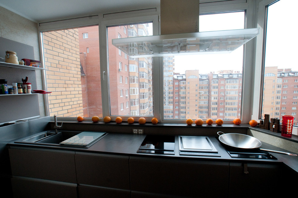 Кухня. Легко наблюдать за детьми во дворе.