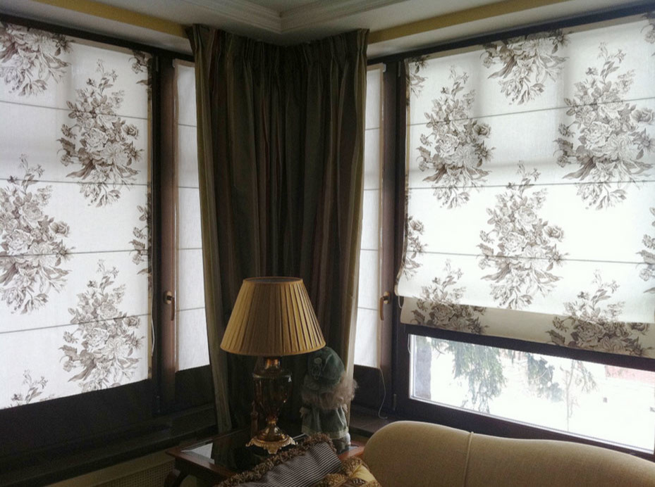 Римские шторы с цветочным рисунком из тканей английской фабрики Designers Guild