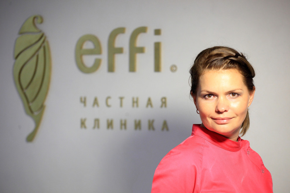 Стена над рецепцией главного входа.