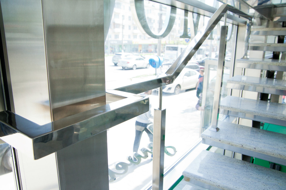 Лестница из нержавеющей стали и стекла