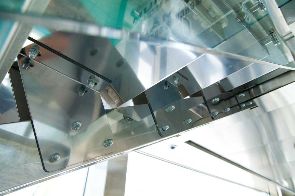 Лестница из нержавеющей стали и стекла