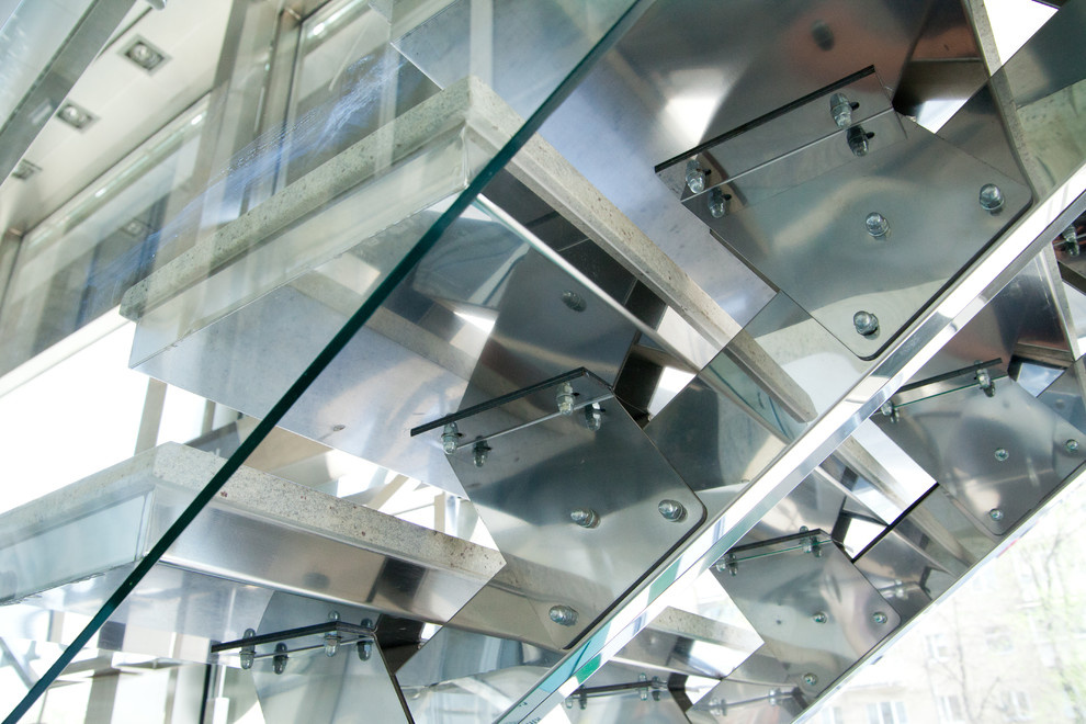 Лестница из нержавеющей стали и стекла