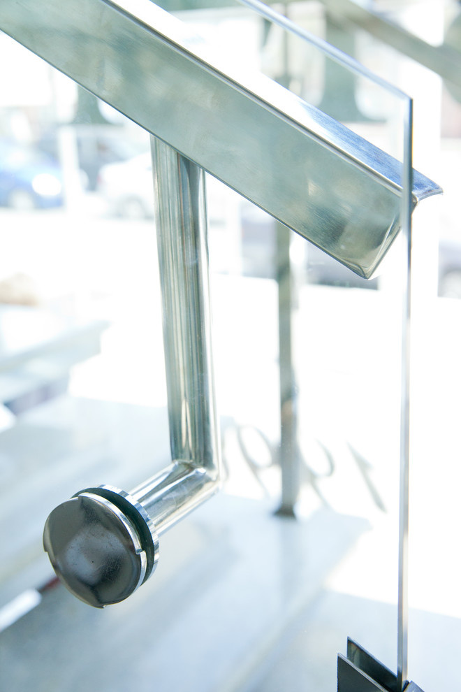 Лестница из нержавеющей стали и стекла