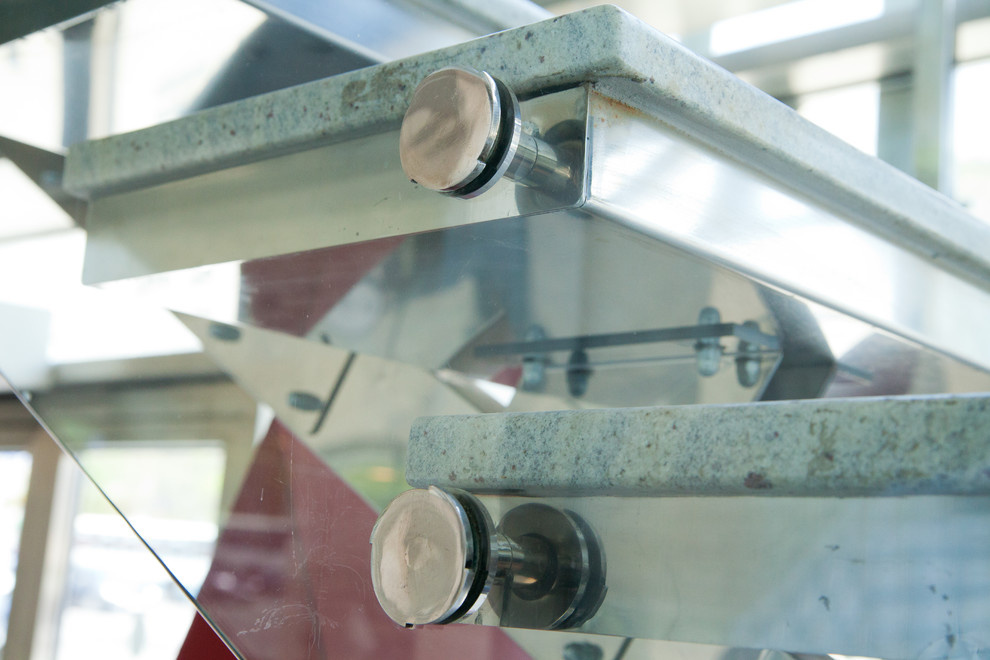 Лестница из нержавеющей стали и стекла