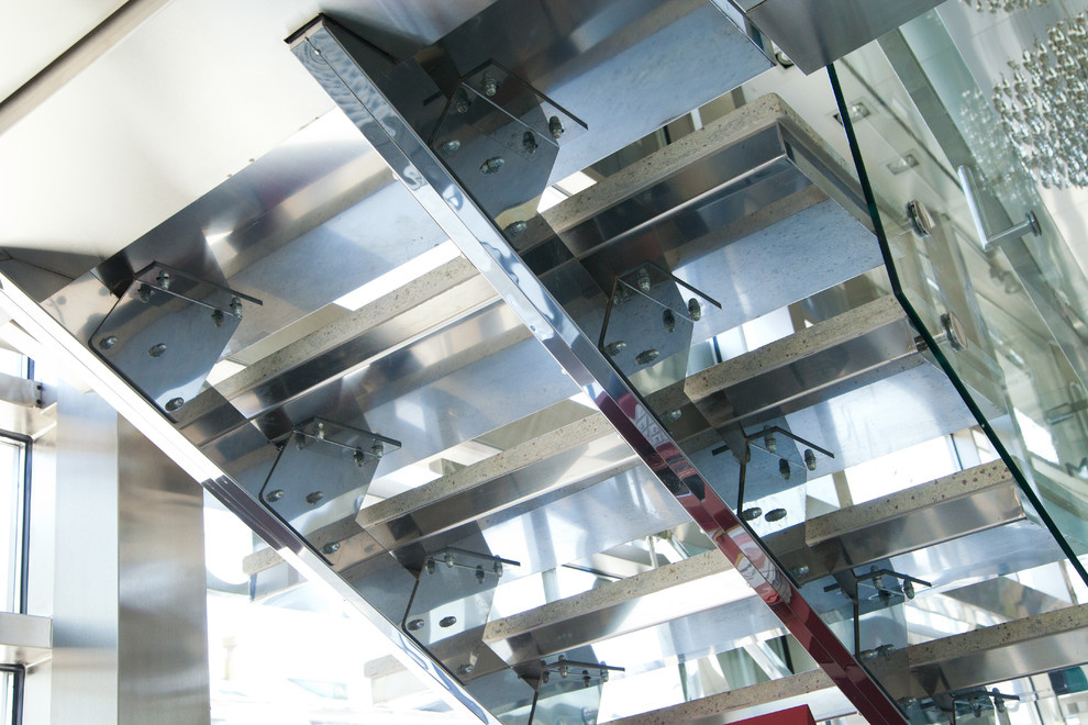 Лестница из нержавеющей стали и стекла