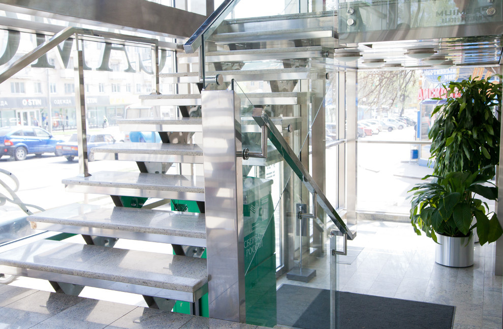 Лестница из нержавеющей стали и стекла