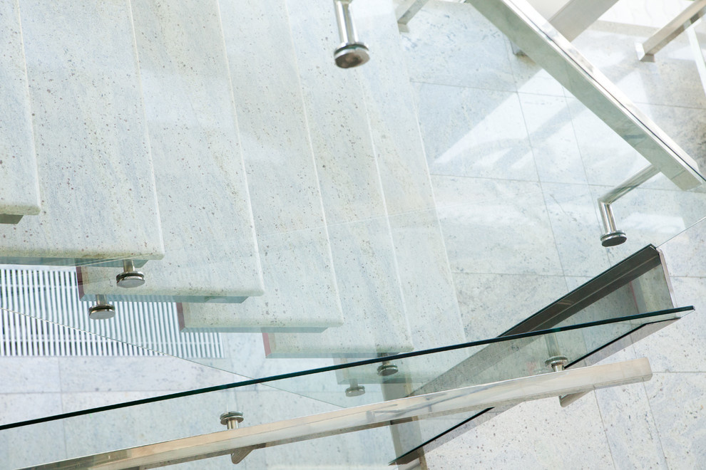 Лестница из нержавеющей стали и стекла