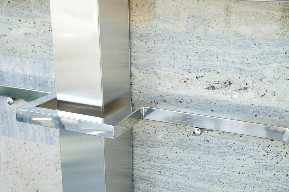 Лестница из нержавеющей стали и стекла