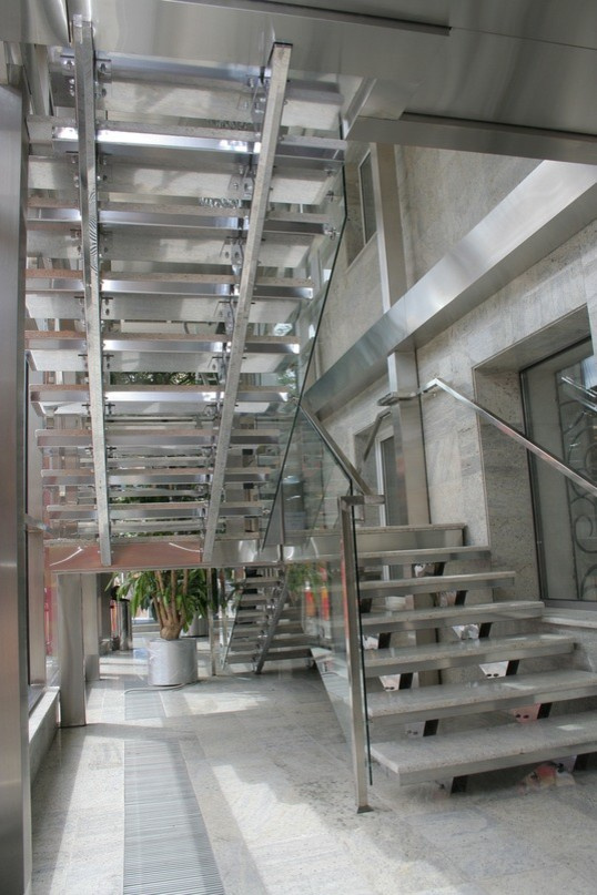 Обложка проекта: Лестница из нержавеющей стали и стекла
