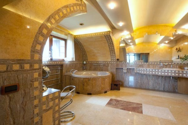 House in front of national park                       (Дом напротив заповедника)