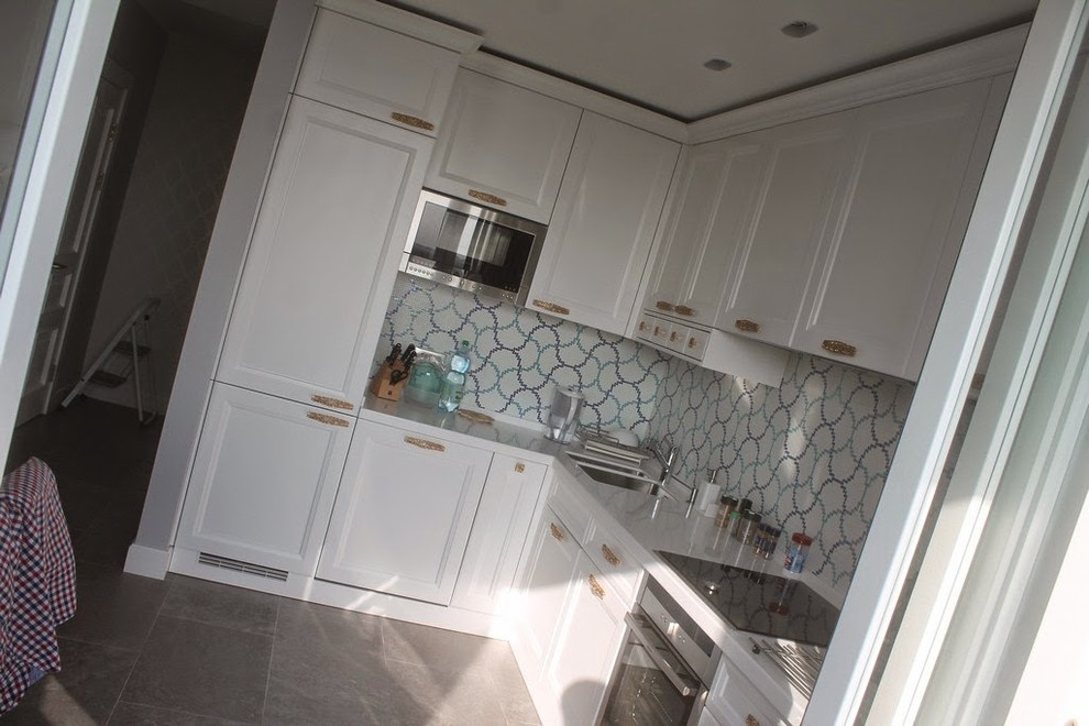 Белая кухня в стиле модерн
