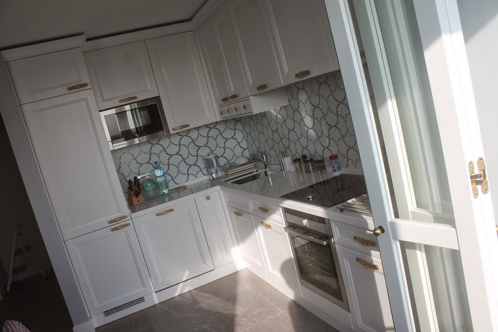 Белая кухня в стиле модерн