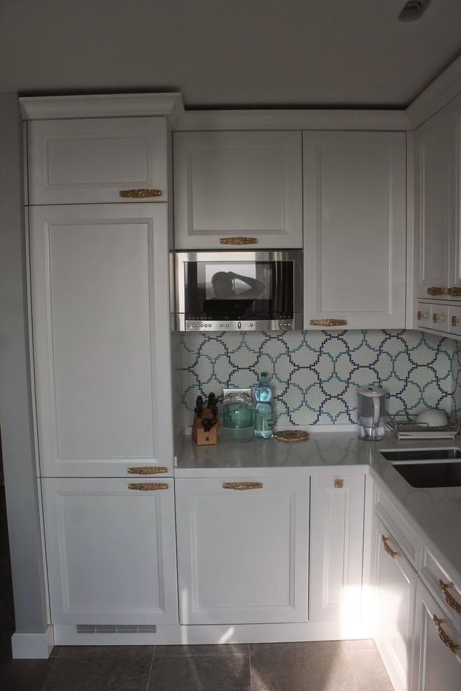 Белая кухня в стиле модерн