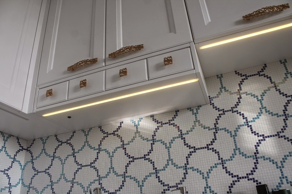 Белая кухня в стиле модерн