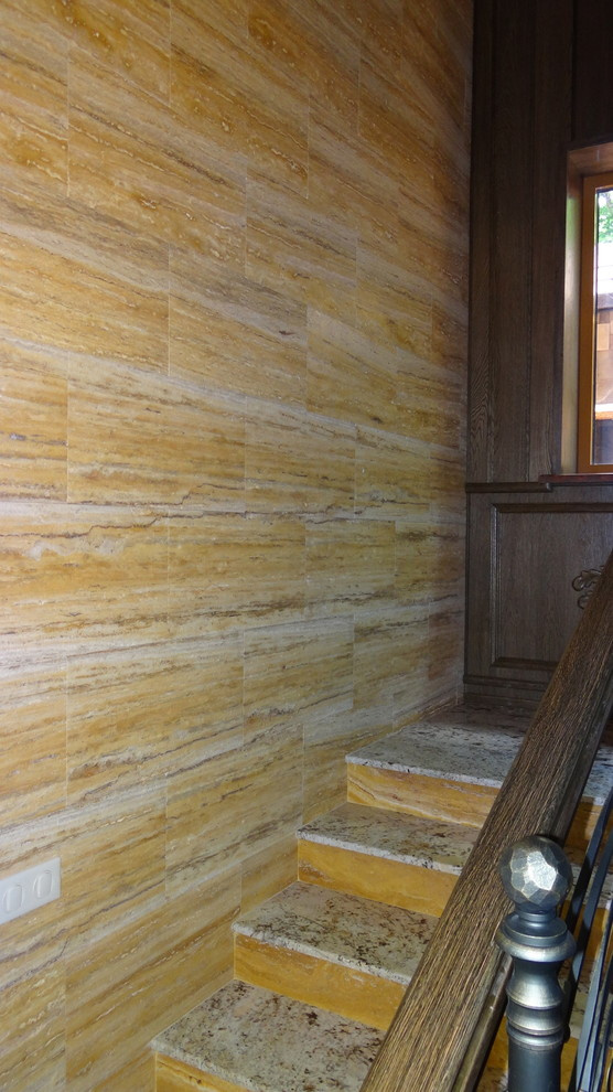 Стены облицованны травертином