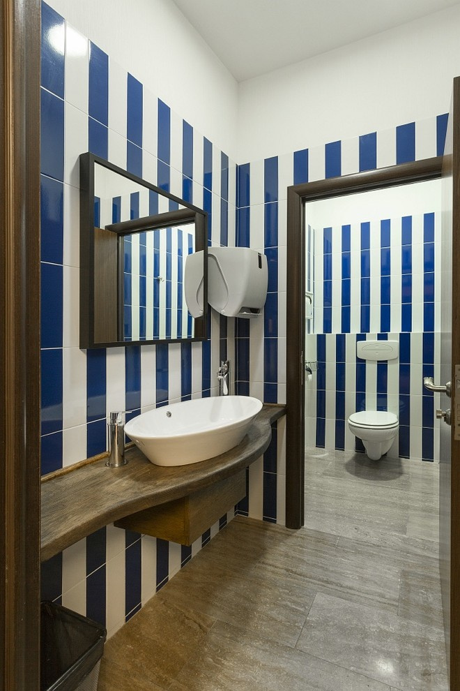 Санузел у бассейна в коттеджном поселке Рождествено