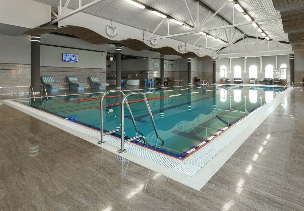 Бассейн в коттеджном поселке Рождествено