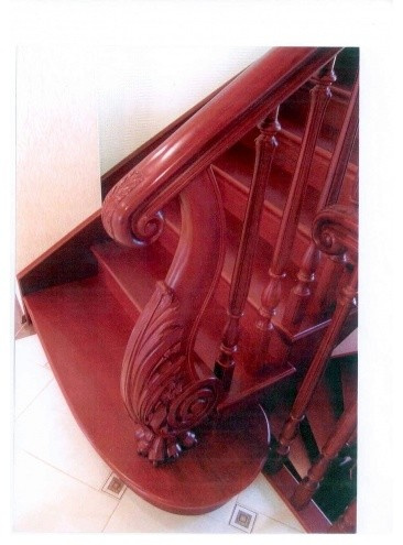 Лестница с элементами художественной резьбы